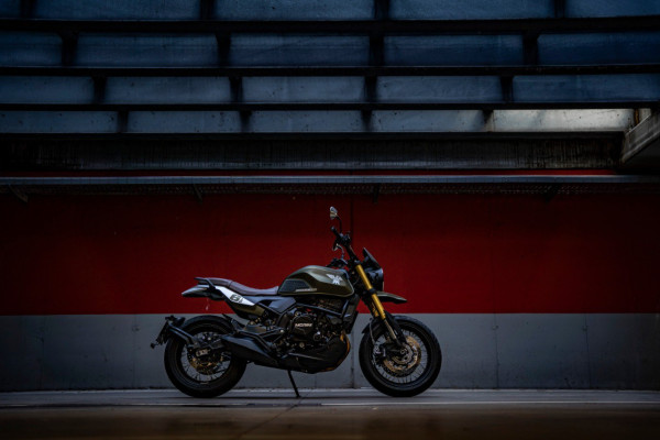 Мотоцикл Moto Morini Seiemmezzo SCR